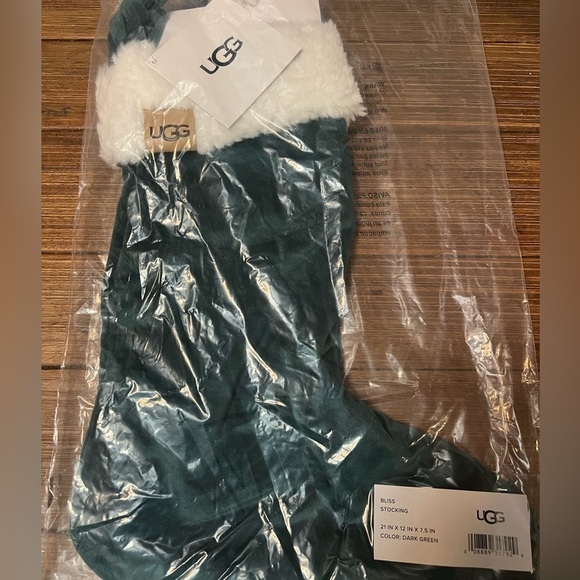 🆕NWT UGG Exclusive BLISS Holiday Classic Deep Green Stockings with Pom Pom Cuff - Picture 4 of 4